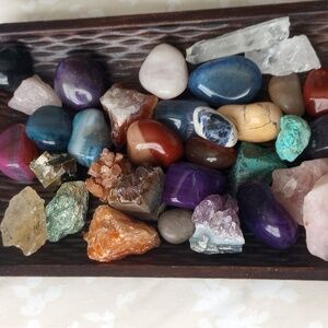 Wood tray with 33 Rough & Thumbled Crystal Confetti Mix.